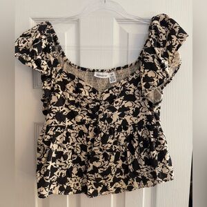 Black and Cream Floral Ruffle Sleeve Top 🖤🤍